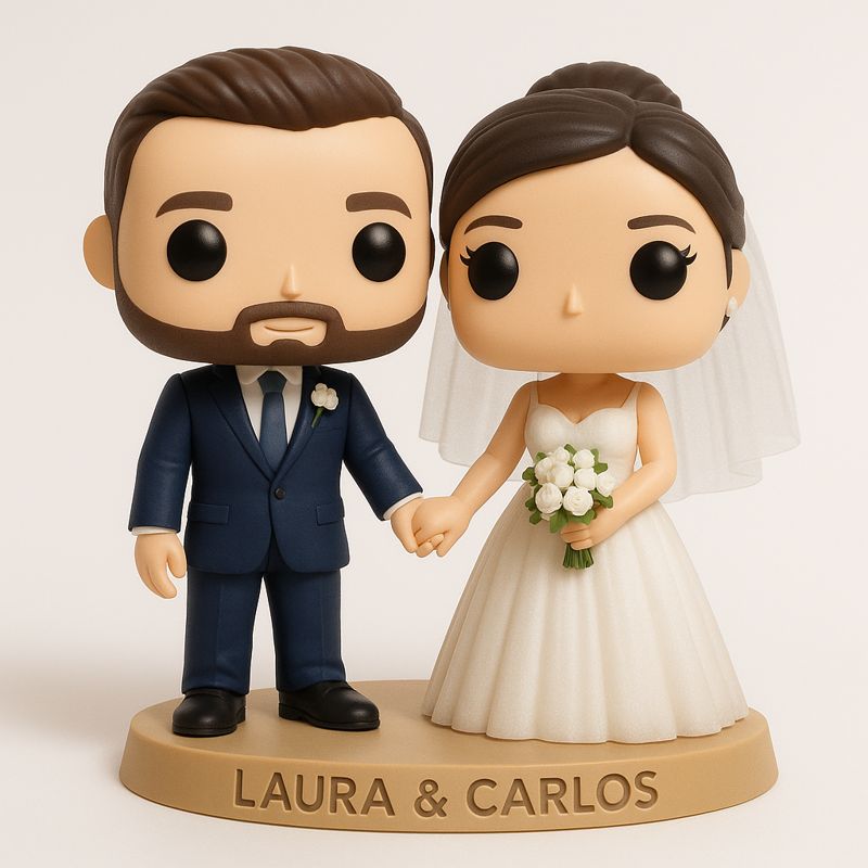 Figura de novios para tarta de boda sobre peana con nombres grabados